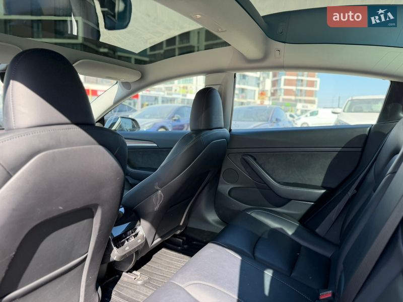 Седан Tesla Model 3 2023 в Львове
