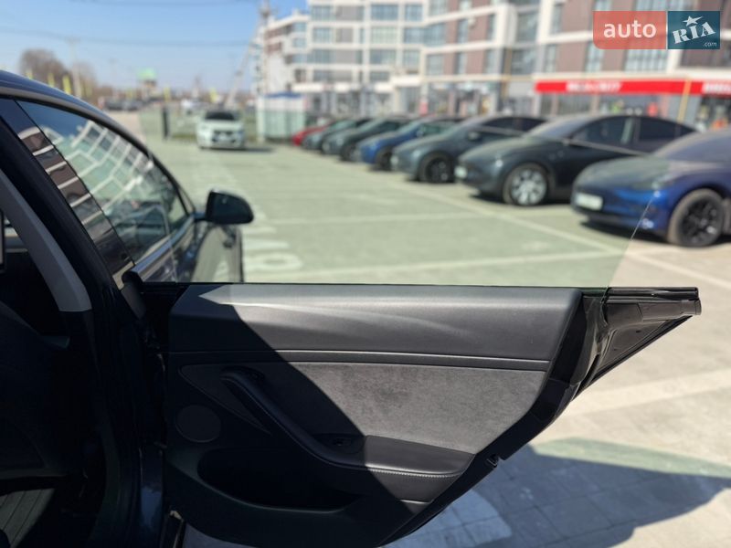 Седан Tesla Model 3 2023 в Львове