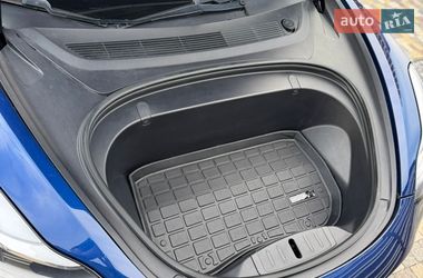 Седан Tesla Model 3 2019 в Львове