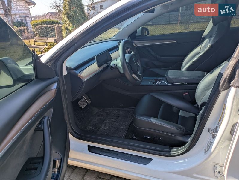 Седан Tesla Model 3 2023 в Львове