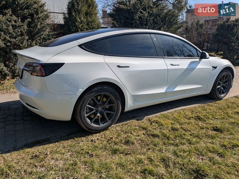 Седан Tesla Model 3 2023 в Львове