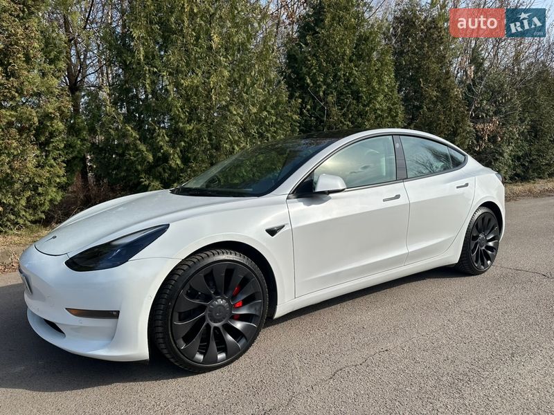 Седан Tesla Model 3 2022 в Ровно