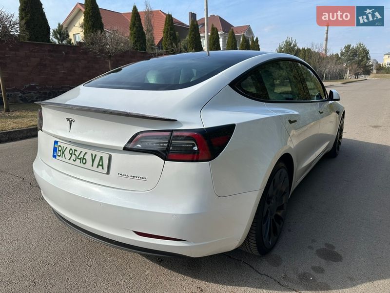 Седан Tesla Model 3 2022 в Ровно