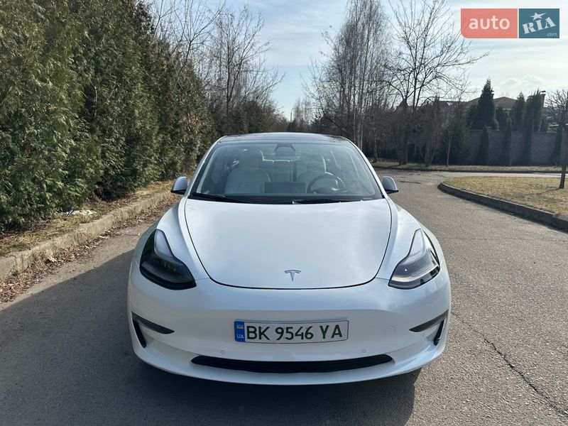 Седан Tesla Model 3 2022 в Ровно