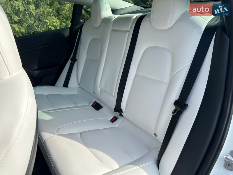 Седан Tesla Model 3 2022 в Ровно