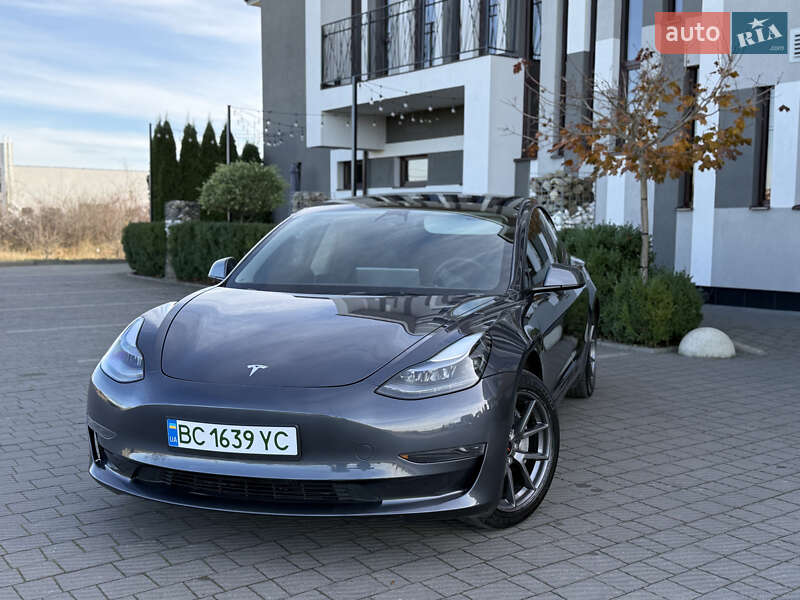 Седан Tesla Model 3 2023 в Стрию