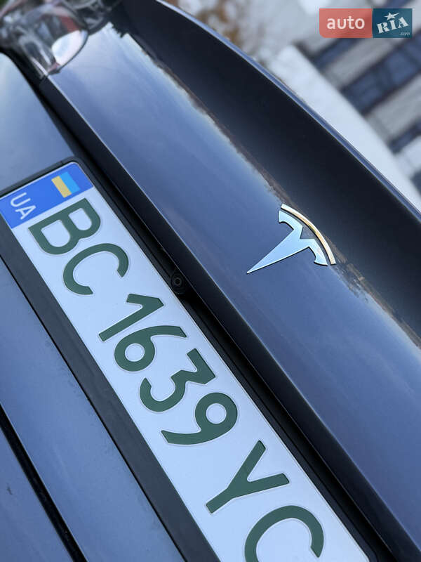 Седан Tesla Model 3 2023 в Стрию