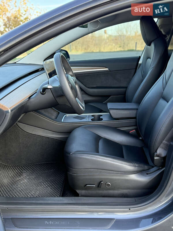Седан Tesla Model 3 2023 в Стрию