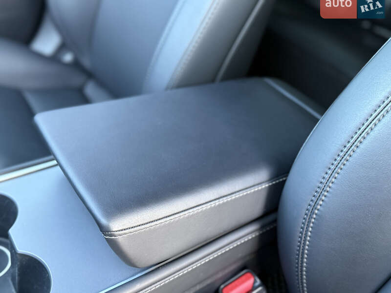 Седан Tesla Model 3 2023 в Стрию