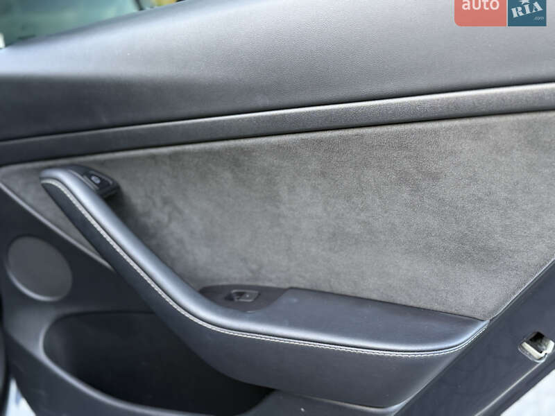 Седан Tesla Model 3 2023 в Стрию