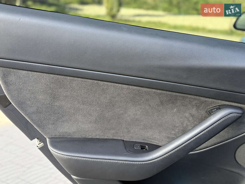 Седан Tesla Model 3 2023 в Стрию