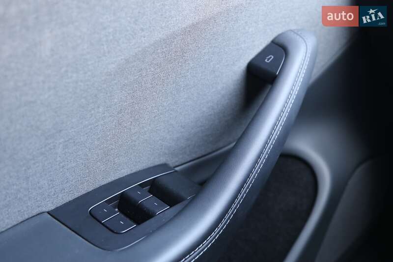 Седан Tesla Model 3 2024 в Києві