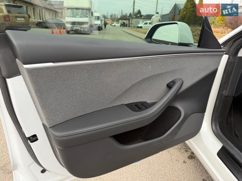 Седан Tesla Model 3 2025 в Дніпрі