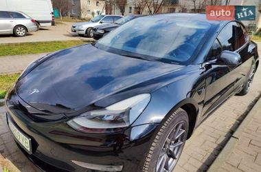 Седан Tesla Model 3 2021 в Долині