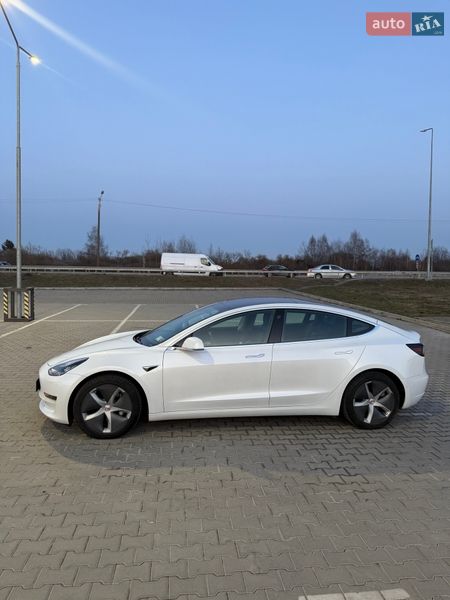Седан Tesla Model 3 2019 в Львове