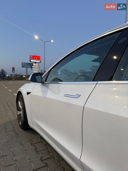 Седан Tesla Model 3 2019 в Львове