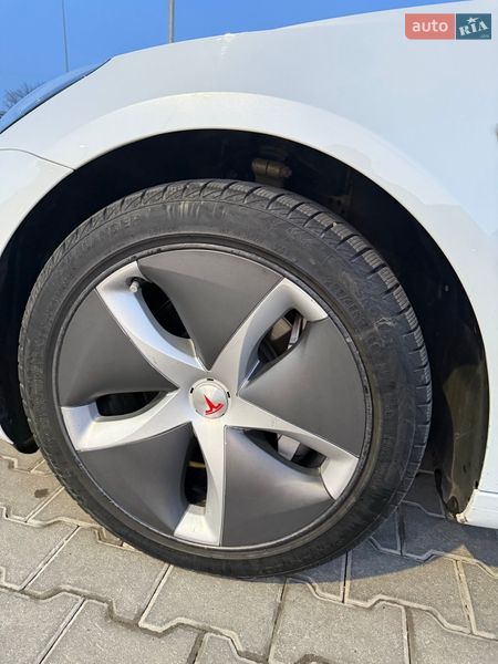 Седан Tesla Model 3 2019 в Львове