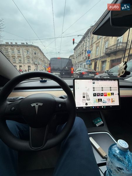 Седан Tesla Model 3 2023 в Львове