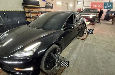 Седан Tesla Model 3 2023 в Львове