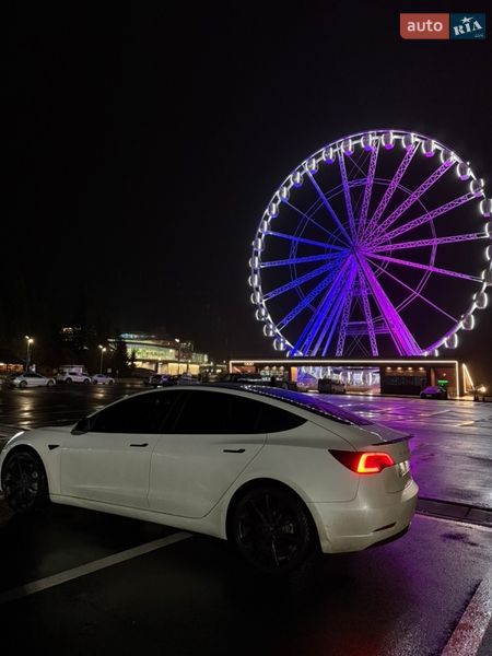 Седан Tesla Model 3 2022 в Львове