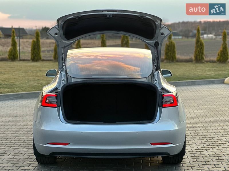 Седан Tesla Model 3 2017 в Луцьку