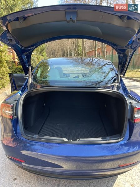 Седан Tesla Model 3 2022 в Львове