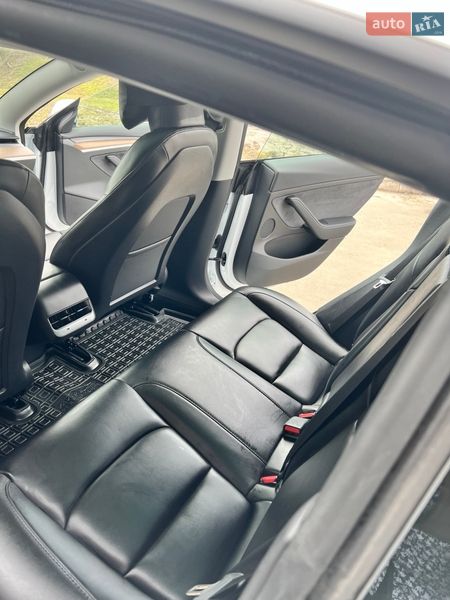 Седан Tesla Model 3 2023 в Луцьку