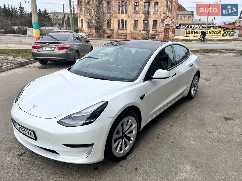 Седан Tesla Model 3 2023 в Луцьку