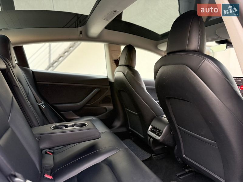 Седан Tesla Model 3 2021 в Луцке