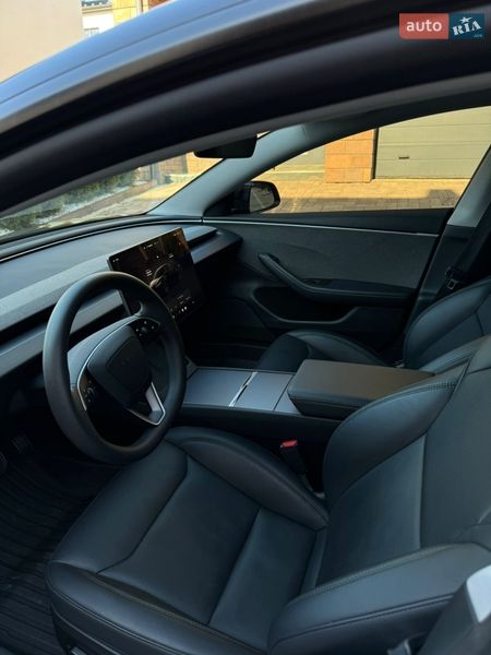 Седан Tesla Model 3 2024 в Черновцах
