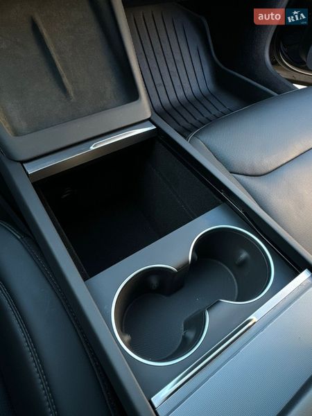 Седан Tesla Model 3 2024 в Черновцах