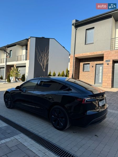 Седан Tesla Model 3 2024 в Черновцах