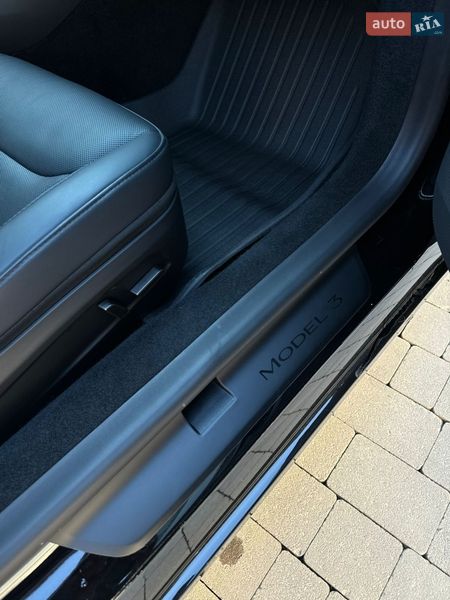 Седан Tesla Model 3 2024 в Черновцах