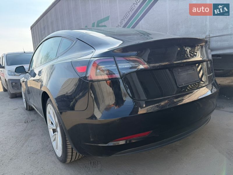 Седан Tesla Model 3 2021 в Киеве