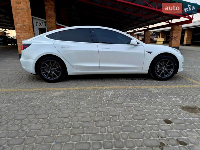 Седан Tesla Model 3 2019 в Львове