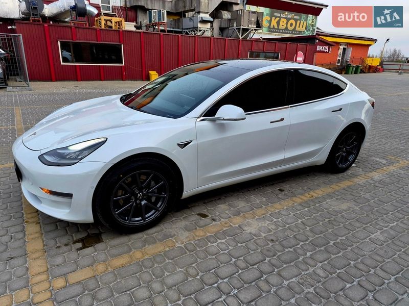 Седан Tesla Model 3 2019 в Львове