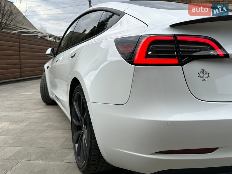 Седан Tesla Model 3 2020 в Коростені