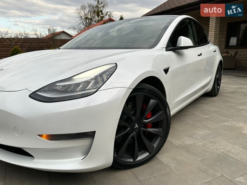 Седан Tesla Model 3 2020 в Коростені