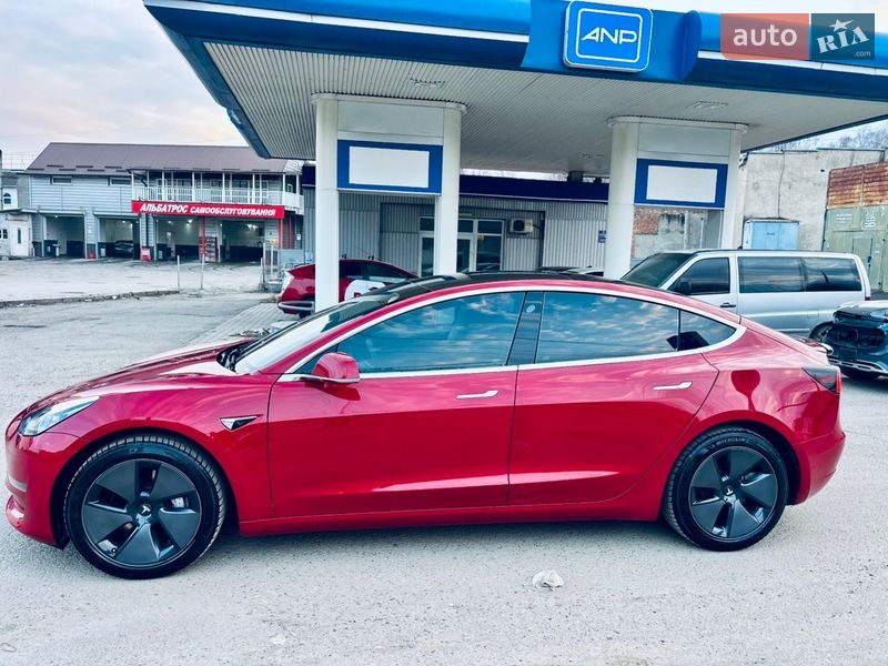Седан Tesla Model 3 2019 в Чернівцях