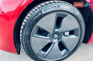 Седан Tesla Model 3 2019 в Чернівцях