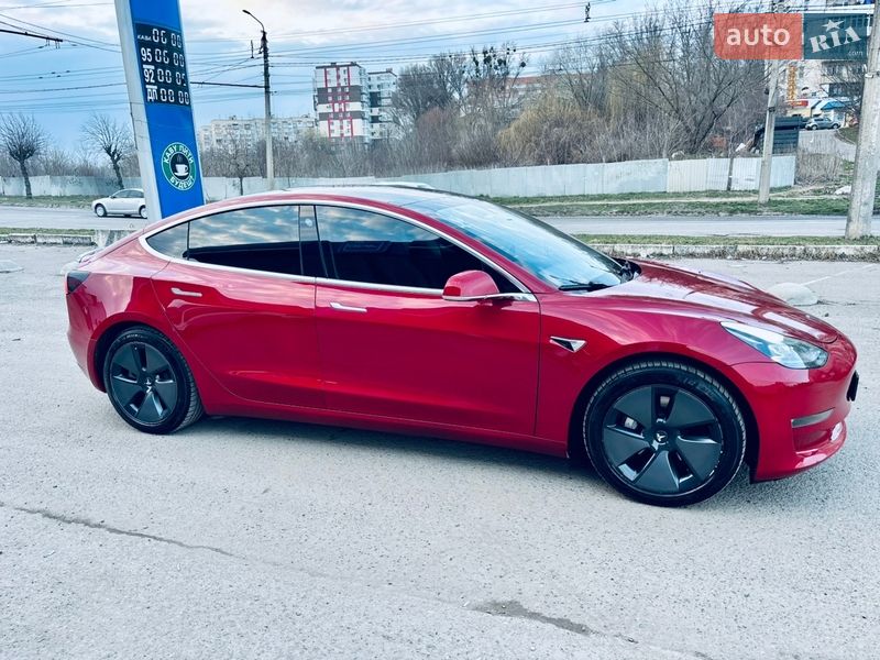 Седан Tesla Model 3 2019 в Чернівцях