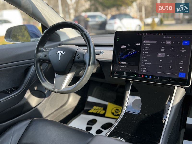 Седан Tesla Model 3 2019 в Львове