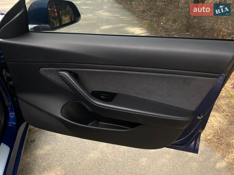 Седан Tesla Model 3 2019 в Ужгороде