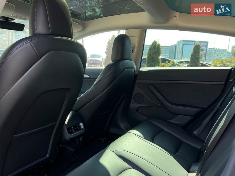 Седан Tesla Model 3 2022 в Львове