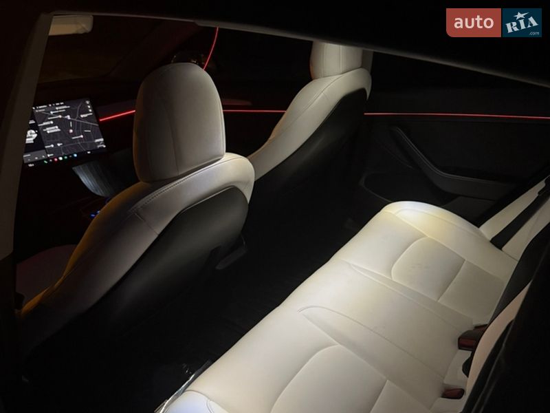 Седан Tesla Model 3 2021 в Львове
