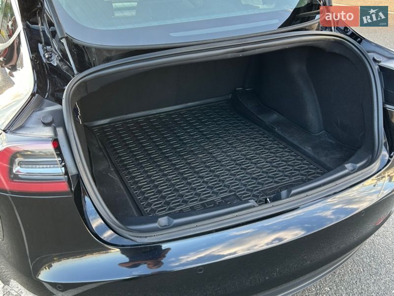 Седан Tesla Model 3 2018 в Киеве