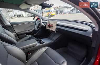 Седан Tesla Model 3 2024 в Черновцах