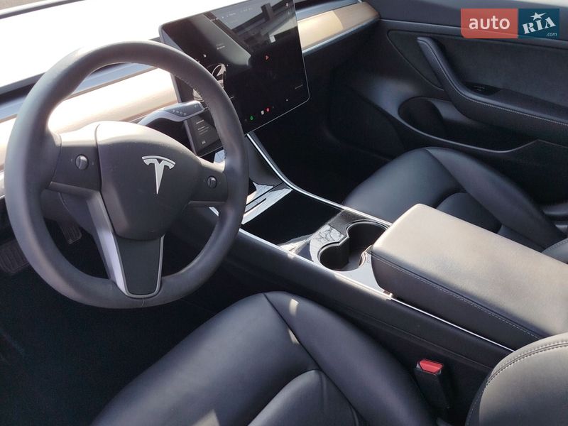 Седан Tesla Model 3 2020 в Ровно