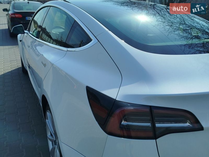 Седан Tesla Model 3 2020 в Ровно