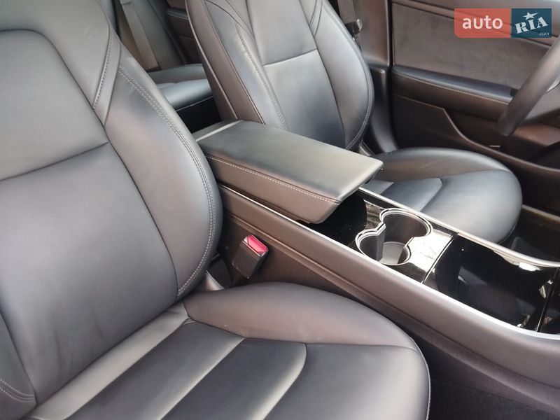 Седан Tesla Model 3 2020 в Ровно